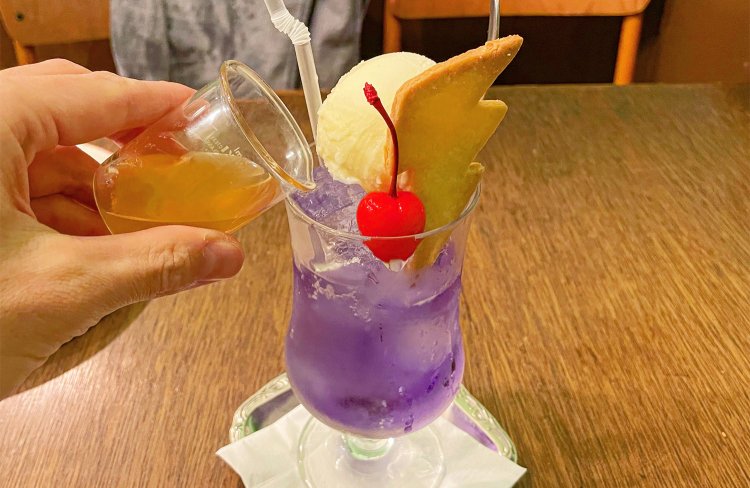 シロップを注ぐ。