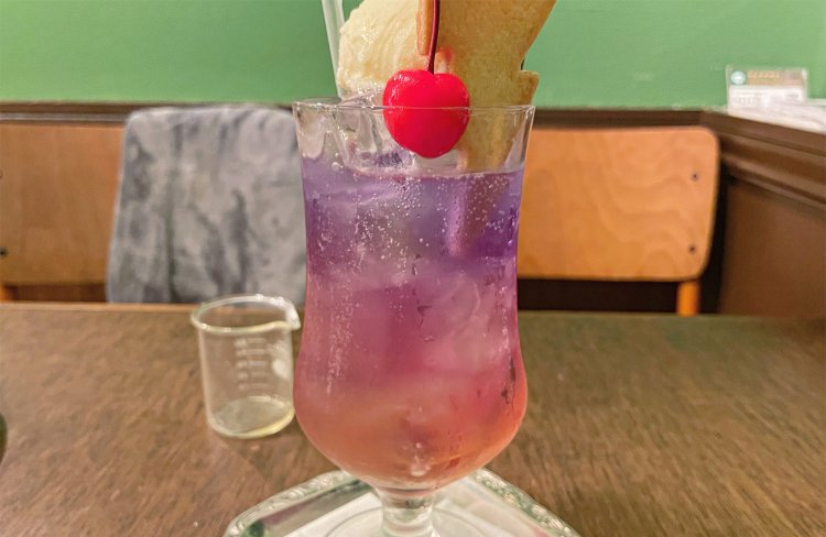 KAMINARIクリィムソーダ650円のむらさき。