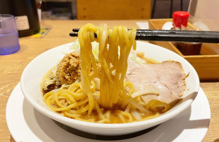滑らかでとろける味噌ラーメン用の中太麺。