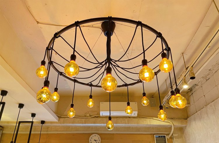 天井にはシャンデリアが。