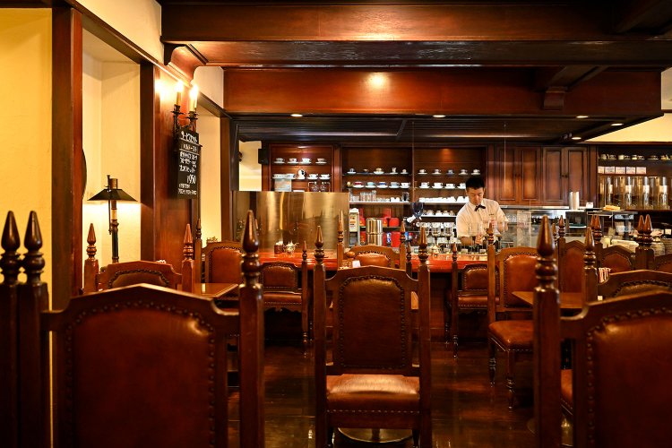 店内には竹森さんの祖父が買い付けたというアンティーク装飾が多数ある。革張りチェアも今となっては珍しいデザイン。