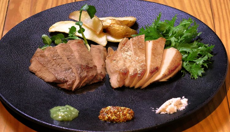 特選！　熟成肉の2種盛り3080円。わさび、マスタード、塩が添えてある。