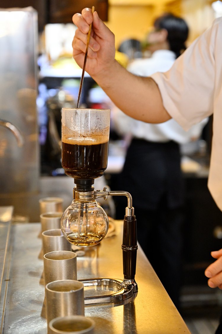 サイフォンで淹れられるコーヒーの香りが心地いい。