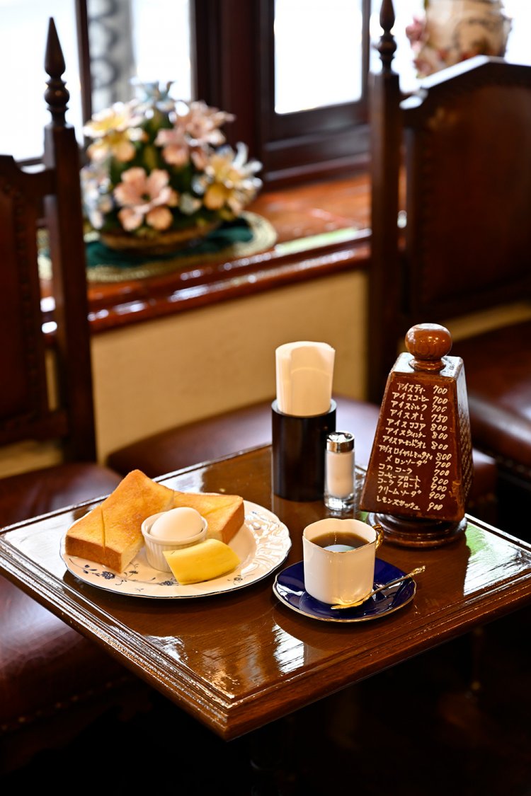 11時まで注文できるモーニングセット750円。バターが染みたトーストにゆで卵、バナナの組み合わせが昔ながらでよい。