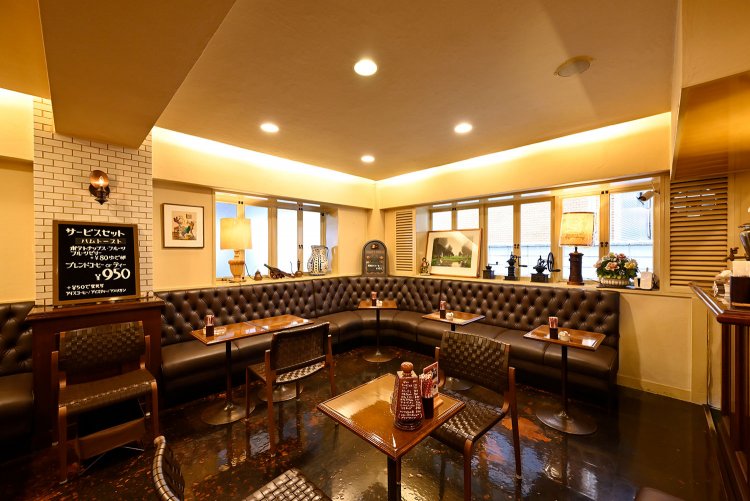 奥にあるルーム内はすべて喫煙席になっている。