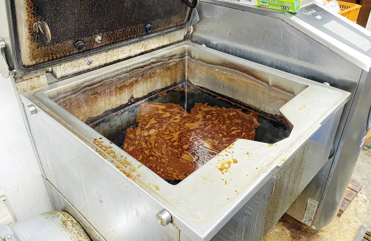 チャーシューは専用の機械でじっくりと煮込まれる。