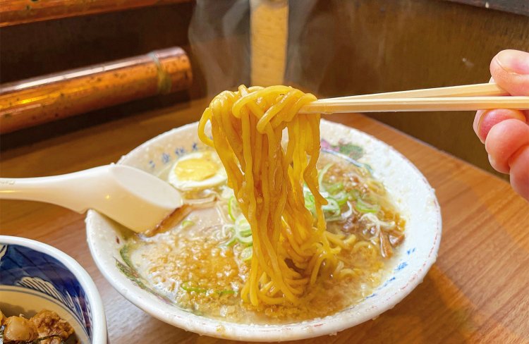 麺は中太ストレート。スープのしみ込んだ色合いに食欲がかきたてられる。