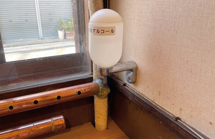 各テーブルにアルコールが備え付けられている。