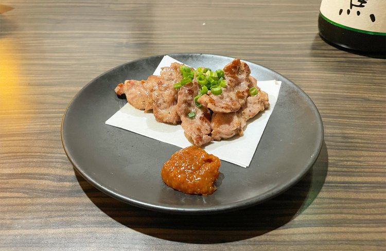 希少部位の豚頭の塩焼き700円。