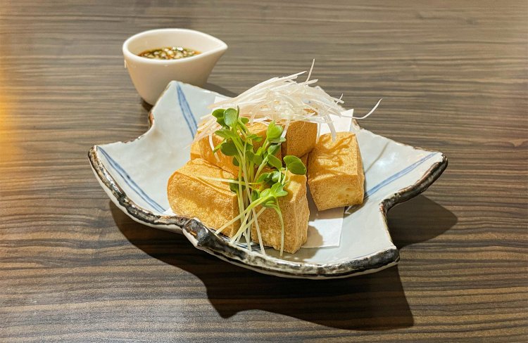 角の美しい自家製厚揚げ530円。