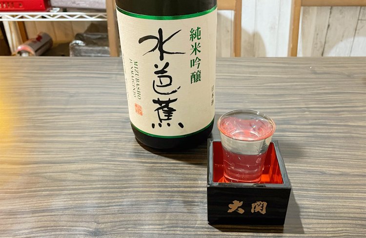 店長の松田慶介さんおすすめの水芭蕉 純米吟醸750円をいただく。