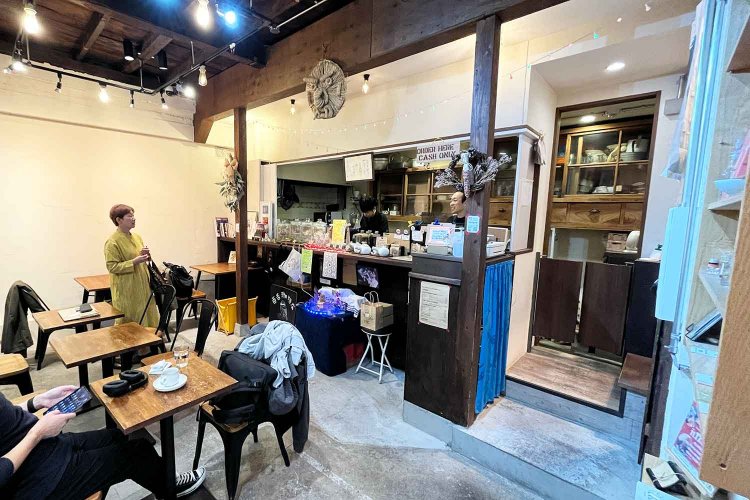 カウンター越しに会話も弾む和やかな店内。