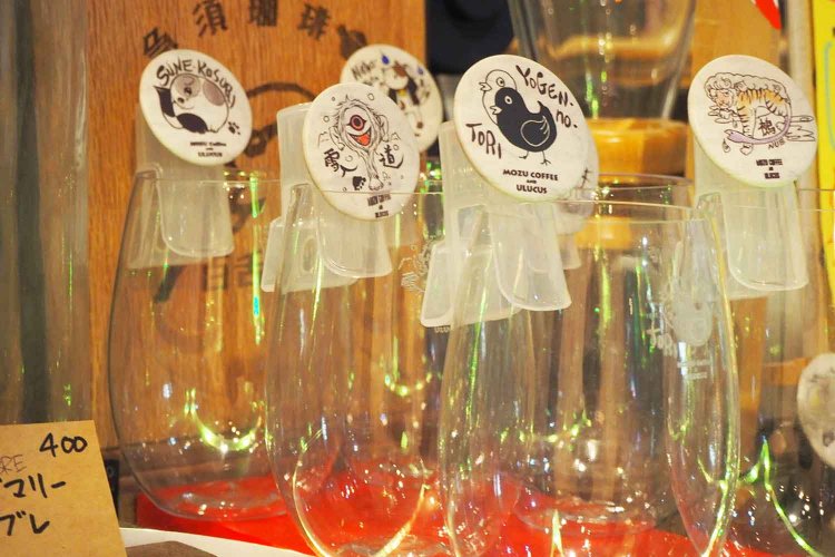 店内に並ぶオリジナルグッズ。