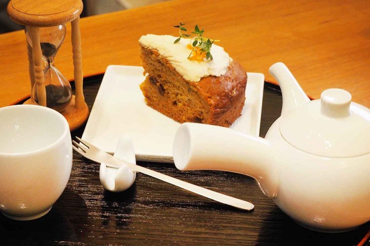 急須珈琲1000円と、キャロットケーキ800円。