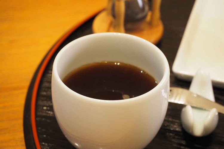 3分、砂時計の砂が落ち切るのを待って注ぐ。