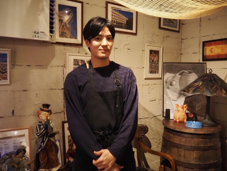 スペインの雰囲気を感じられる店内。店長の安部さん。