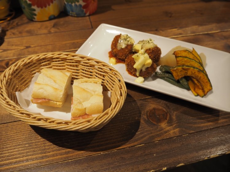 彩りも美しいカニのクロケッタ。ランチメニューは“スペインパン”か“ライス”を選択することができる。