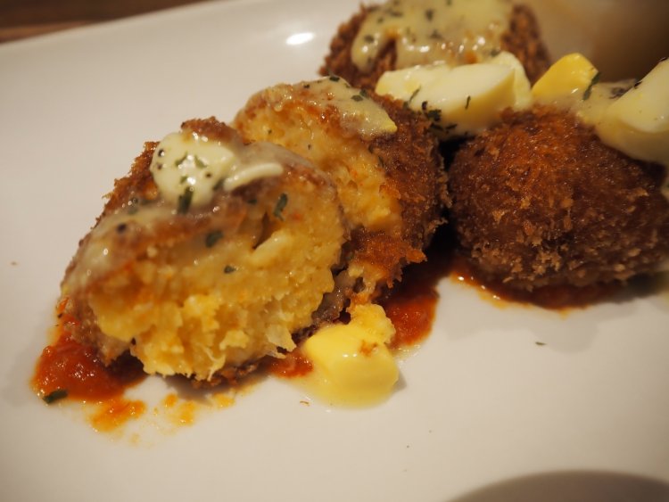 1時間以上煮込むこだわりのトマトソースと共に。ホワイトペッパーの爽やかなスパイシーさが食欲をそそる。