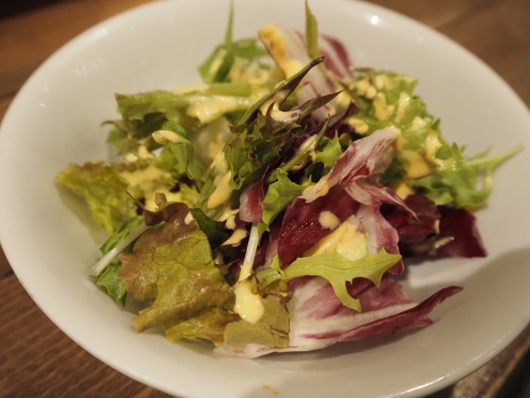 ランチメニューに含まれるサラダ。ドレッシングにファンがつくのも納得のおいしさ。