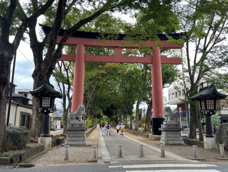氷川神社の総本社は大宮にある。東京・赤坂にあるのはその分社だから……勝った。ちょっとうれしい。