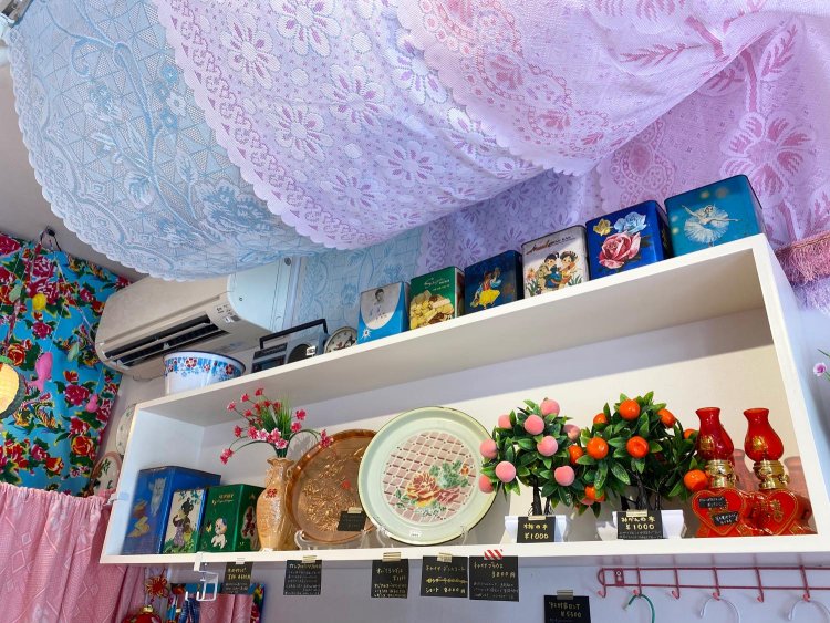 優しい色合いのレースのカーテンに、桃の木の飾りのインパクト！