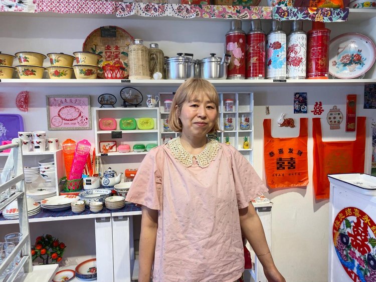 店主の瞳さん。アジアンテイストな洋服をいつも可愛く着こなしている。