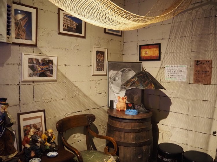 スペインの雰囲気が感じられる店内。オーナーが実際にスペインで購入したインテリアもあるのだとか。