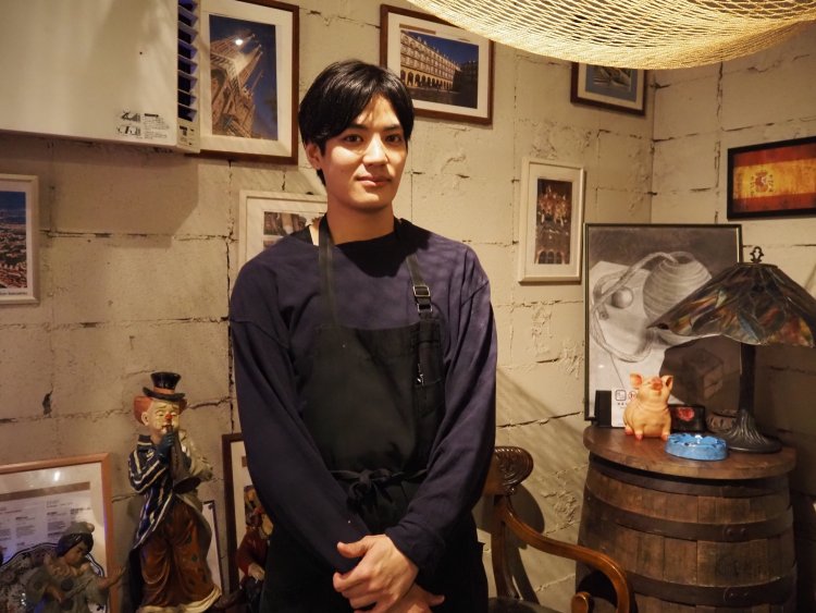 店長の安倍桐人さん。オーナーの奥様について「自分もお世話になってるんです」と語る姿から、素敵な人だということが伝わってきた。