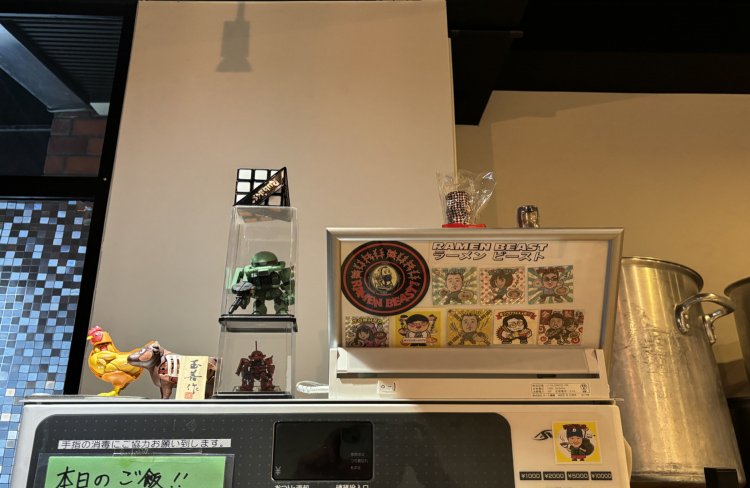 常連さんからのプレゼントが飾られた店内。愛され具合が伝わってくる。