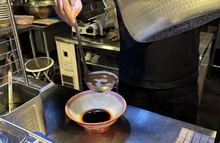 コクや酸味など特徴のある醤油を含めた7種をブレンドしたカエシが、奥深い醤油味を支えている。