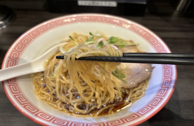 レアチャーシューと豆苗の彩りが美しい醤油メン900円。