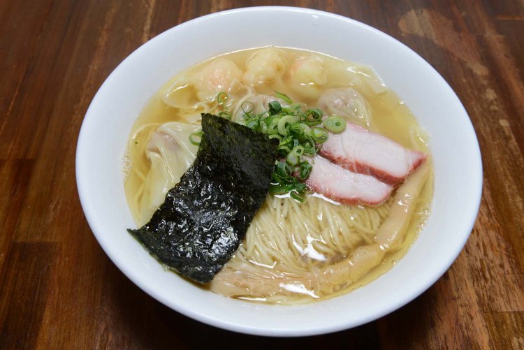 白出汁特製ワンタン麺。