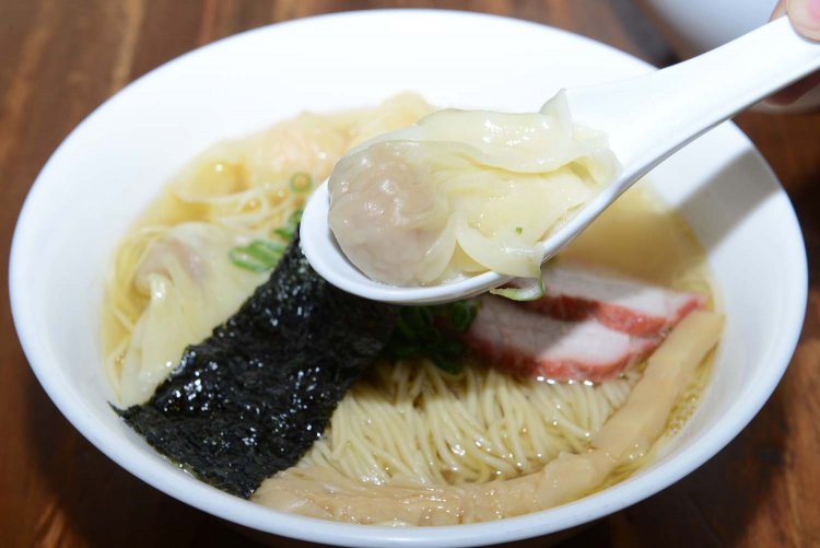 ジューシーな旨みが広がる肉ワンタン。