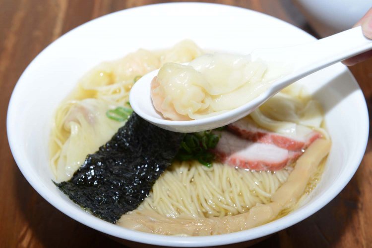 赤い色が透けて見えるエビワンタン。