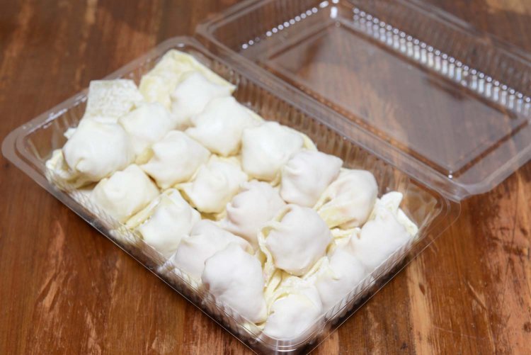 パックいっぱいに大ぶりなワンタンがたっぷり入った特製ワンタン。