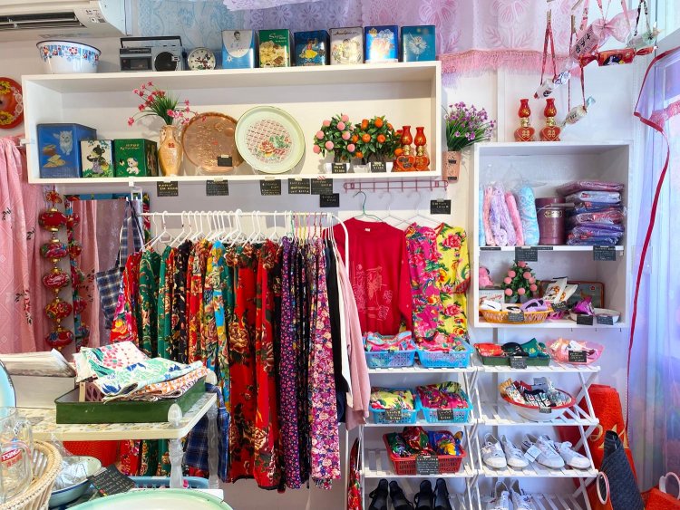 色鮮やかな洋服はちょっとしたおでかけや、部屋着にもぴったり。