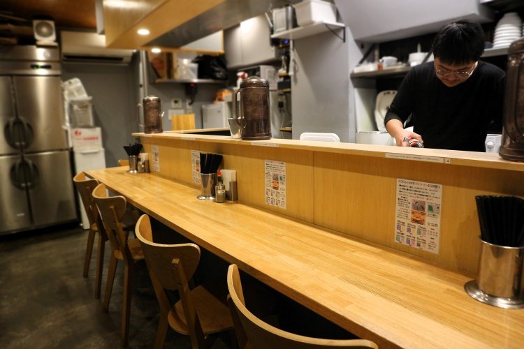 カウンター席は、幅広い層のお客でにぎわう。