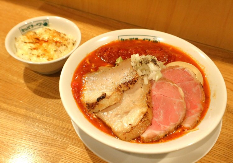 特製トマトらーめんとチーズごはんのセット1450円。最後はリゾット風にアレンジ！