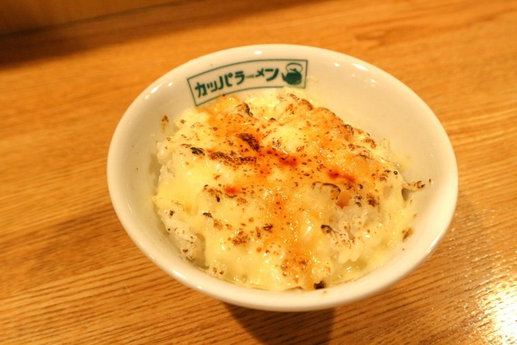 締めにもってこいのチーズごはん（単品は250円）。