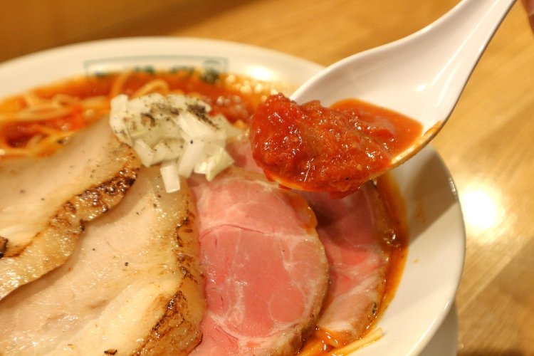 最後にたっぷりとかける秘密のトマトスープ。