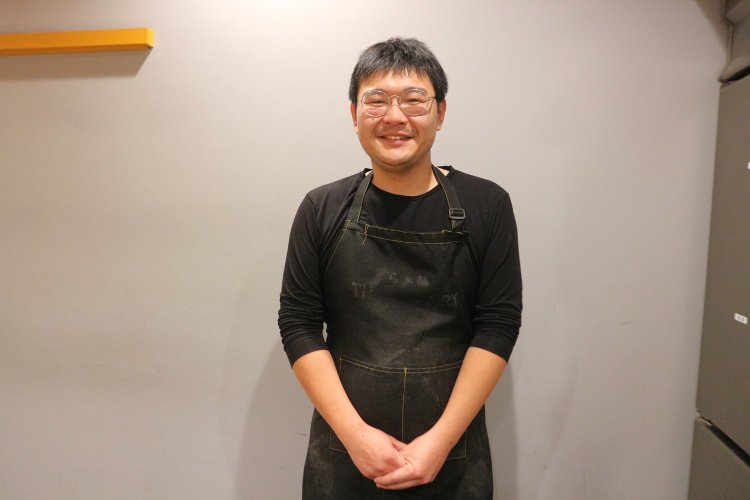 笑顔がまぶしい店長の篠崎さん。朗らかな人柄で、お客さんとも気さくに会話する。