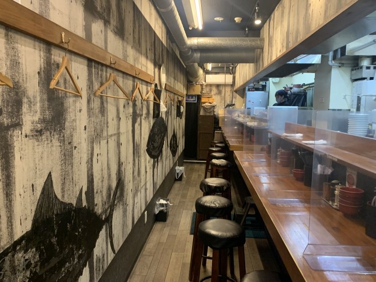 店内はカウンター席のみ。壁に描かれている鰹は迫力がある。