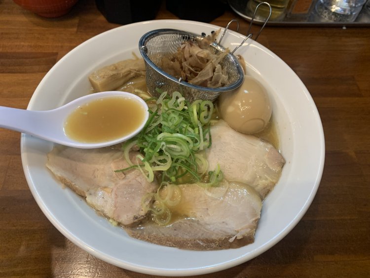 チャーシュー、ねぎ、メンマ、味玉、そして追いがつおのトッピング。