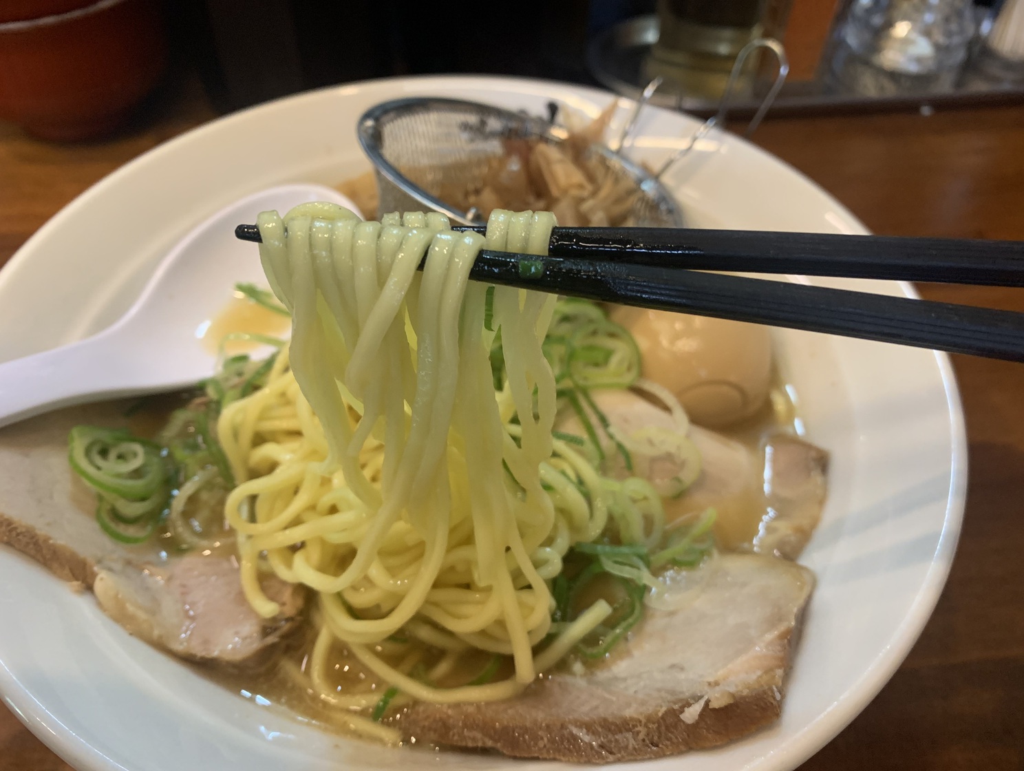 中太麺はモチモチとした食感。