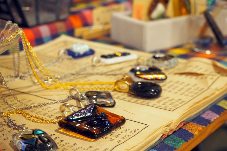 ステンドグラスを作っているという配島さんのお母様制作の小物も販売。