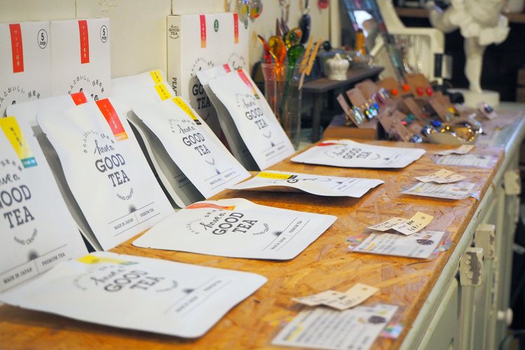 物販スペースに並ぶ国産紅茶の茶葉。