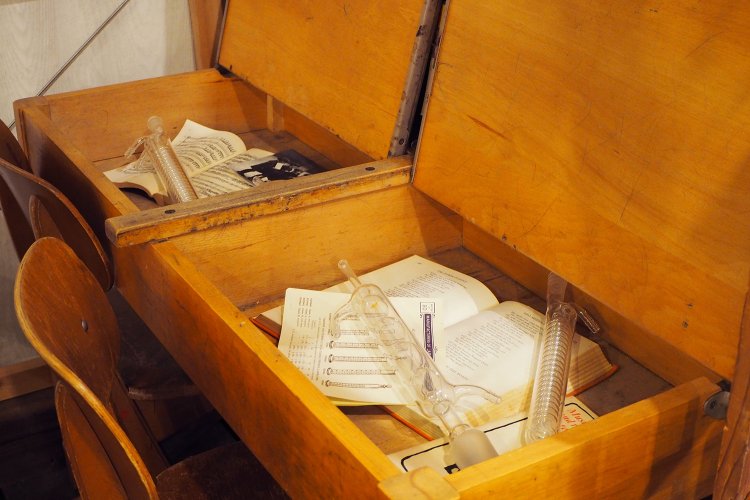 スクールデスクのような机もあり、開けてみると中にも雑貨が！