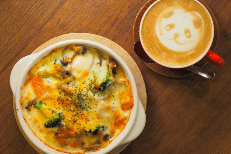 yorimichi風ドリア1150円とカフェラテ630円。