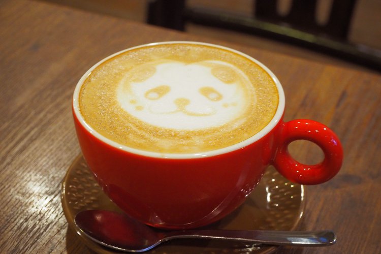 食後にいただいたカフェラテ630円には、かわいいパンダのラテアート。