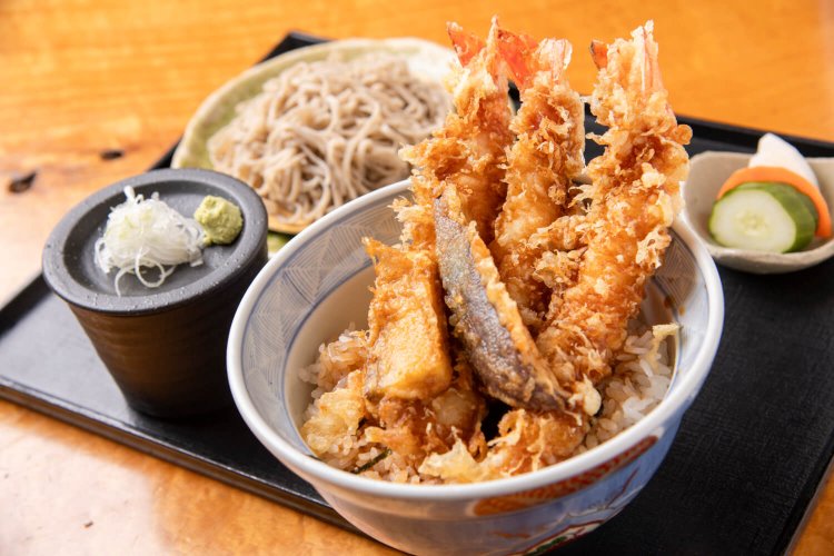 天丼 そば付2250円。大きめサイズでプリッとした食感もいい。